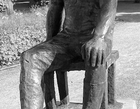 "Zittende man" op de Kamp in Bad DoberanSculptor Reinhard Schmidt, © B. Giersberg