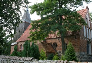 Au&szlig;enansicht der Kirche // &copy; Sabrina Wittkopf-Schade