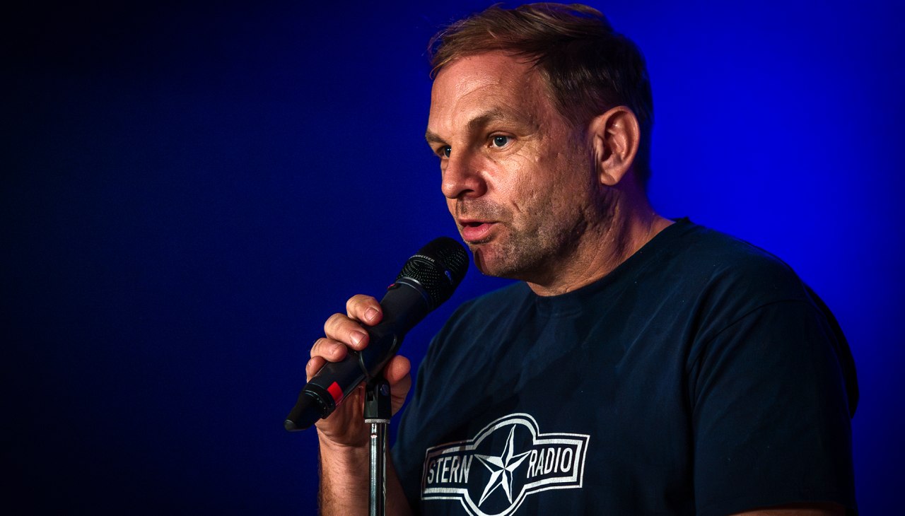 De legendarische pubquiz, gepresenteerd door Dominik Bartels, verovert het kuuroord aan de Oostzee, Graal-M&uuml;ritz., &copy; Andr&eacute; Pristaff / Tourismus- und Kur GmbH Graal-M&uuml;ritz