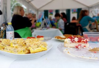 Delicious homemade cakes are also available! // &copy; Kulturhof Letschow e.V.