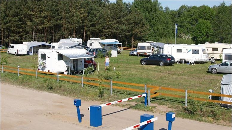 Comfort standplaatsen met directe aansluitingen voor elektriciteit, water en afvalwater, &copy; Campingpark Kamerun