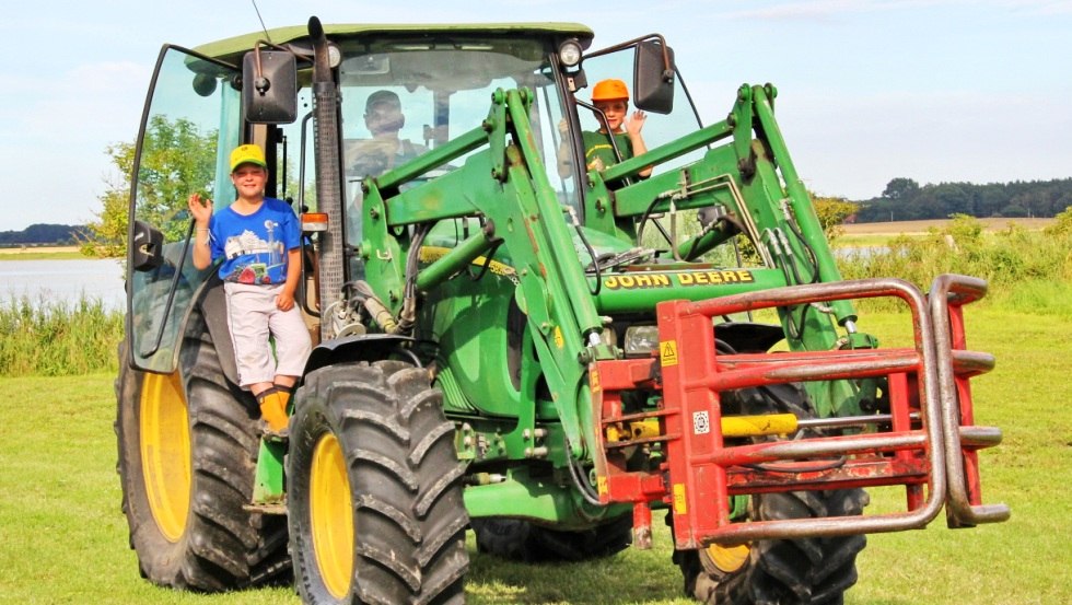 Speciale aanbieding op de Kliewe avonturenboerderij: tractor rijden voor jong en oud, © Erlebnis-Bauernhof Kliewe/Susanne Kliewe