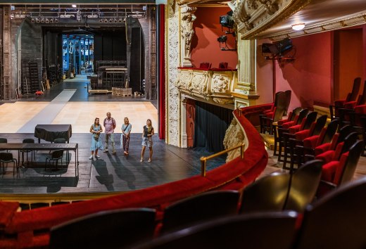Gordijn omhoog in het Mecklenburg Staatstheater in Schwerin, © TMV/Tiemann
