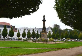 Putbusmarkt met uitzicht op het theater // &copy; Tourismuszentrale R&uuml;gen