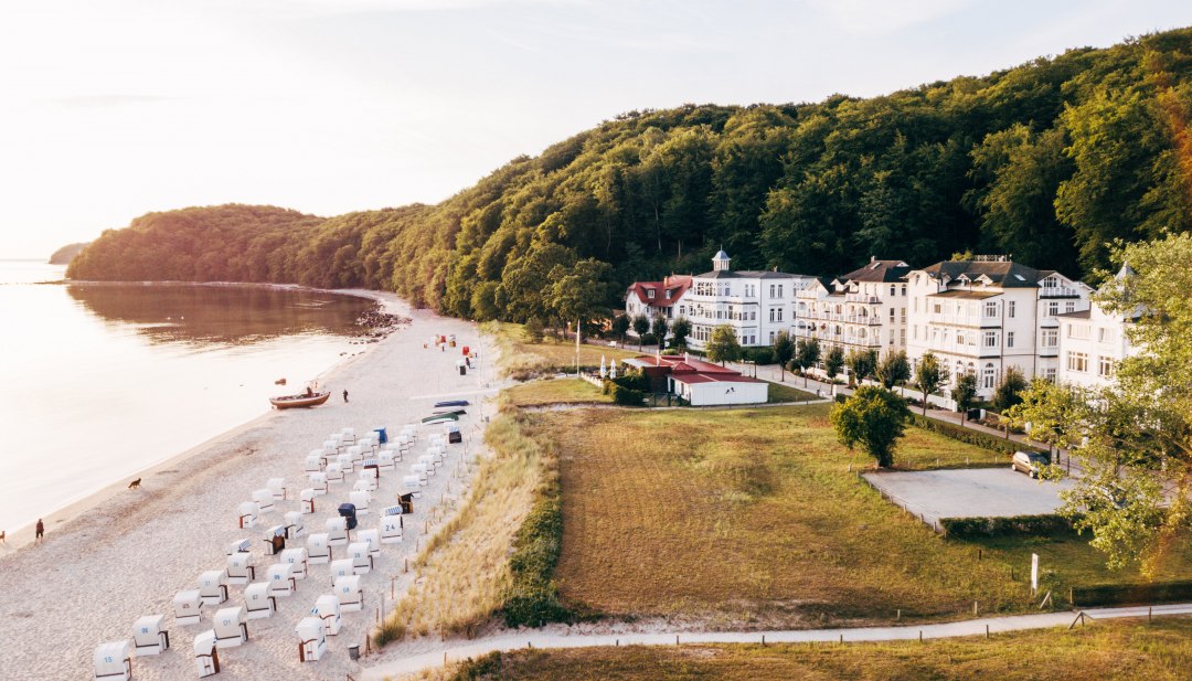 Het vissersstrand is een van de rustigste plekjes in Binz. Een beukenbos begint hier en strekt zich uit langs de kust. // © MV-T/Friedrich Het vissersstrand is een van de rustigste plekjes in Binz. Een beukenbos begint hier en strekt zich uit langs de kust. // © MV-T/Friedrich