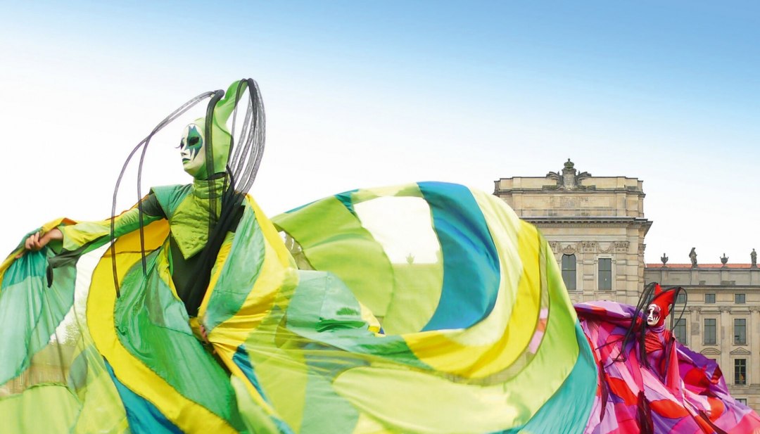 Fantasierijk vuurwerk: het is het hele jaar door showtime in Mecklenburg-Vorpommern. In de zomer presenteren acrobaten, artiesten, cabaretiers en clowns hun kleurrijke programma's voor het kasteel Ludwigslust., © TMV/Roth