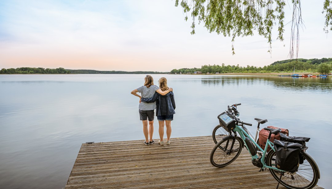 Jazda na rowerze wzdłuż długodystansowej ścieżki rowerowej Berlin-Kopenhaga nad Jeziorem Krakowskim