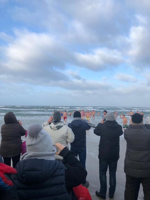 Noworoczna kąpiel z ogniskiem, © 49085631_2212739108765883_4481446233302368256_n.jpg