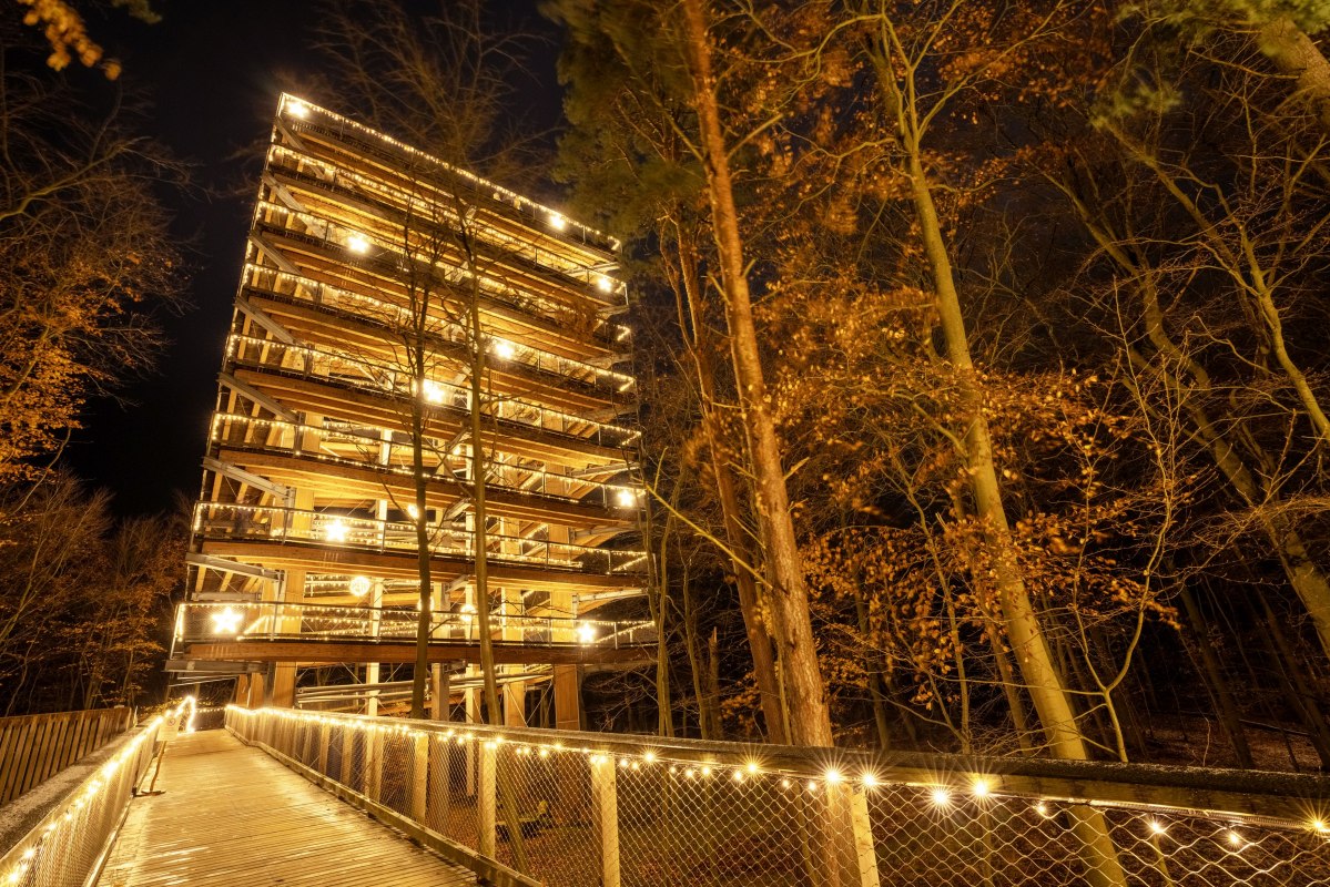 BWP-US_DSC06585_Turm-vom-Pfad_Lichterzauber_Winter@eak2, &copy; Erlebnis Akademie AG/Baumwipfelpfad Usedom