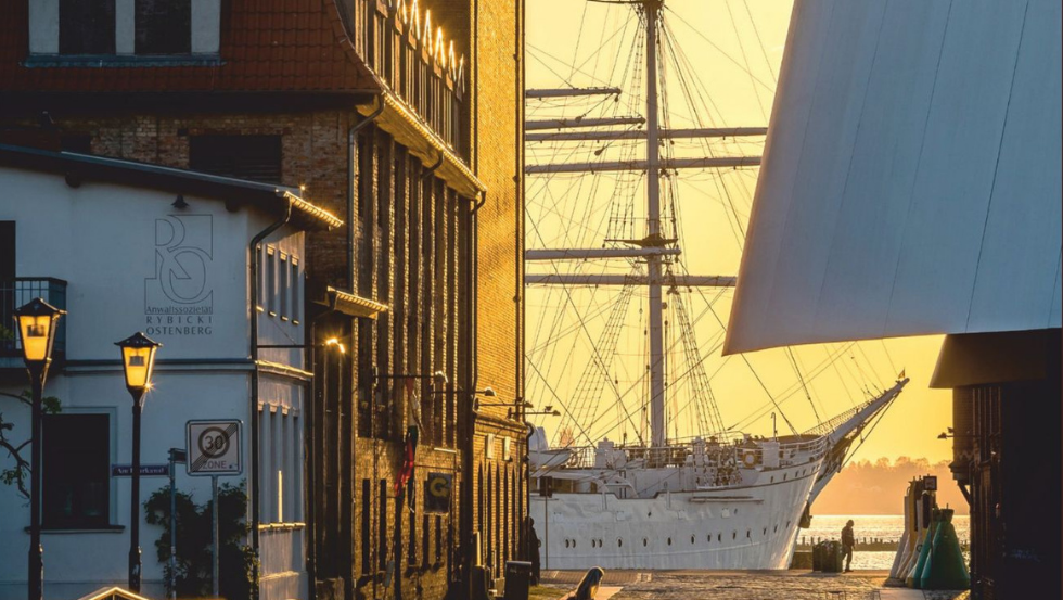 Uitzicht op de Gorch Fock in de haven // &copy; Ekkehard Gnadler, Fotocommunity Stralsund