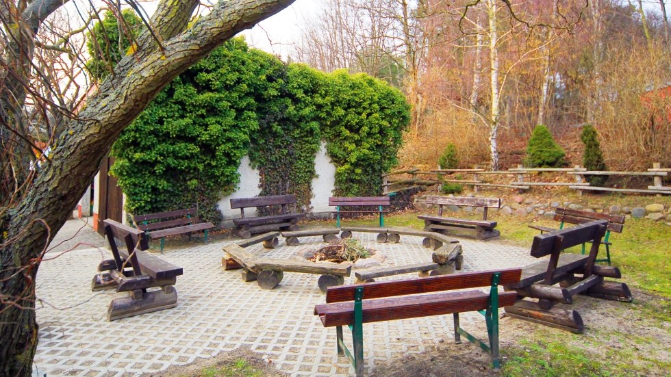 Achter het huis ligt een ruim terrein met een barbecueplaats, voetbalveld en nog veel meer., © DJH MV / Danny Gohlk