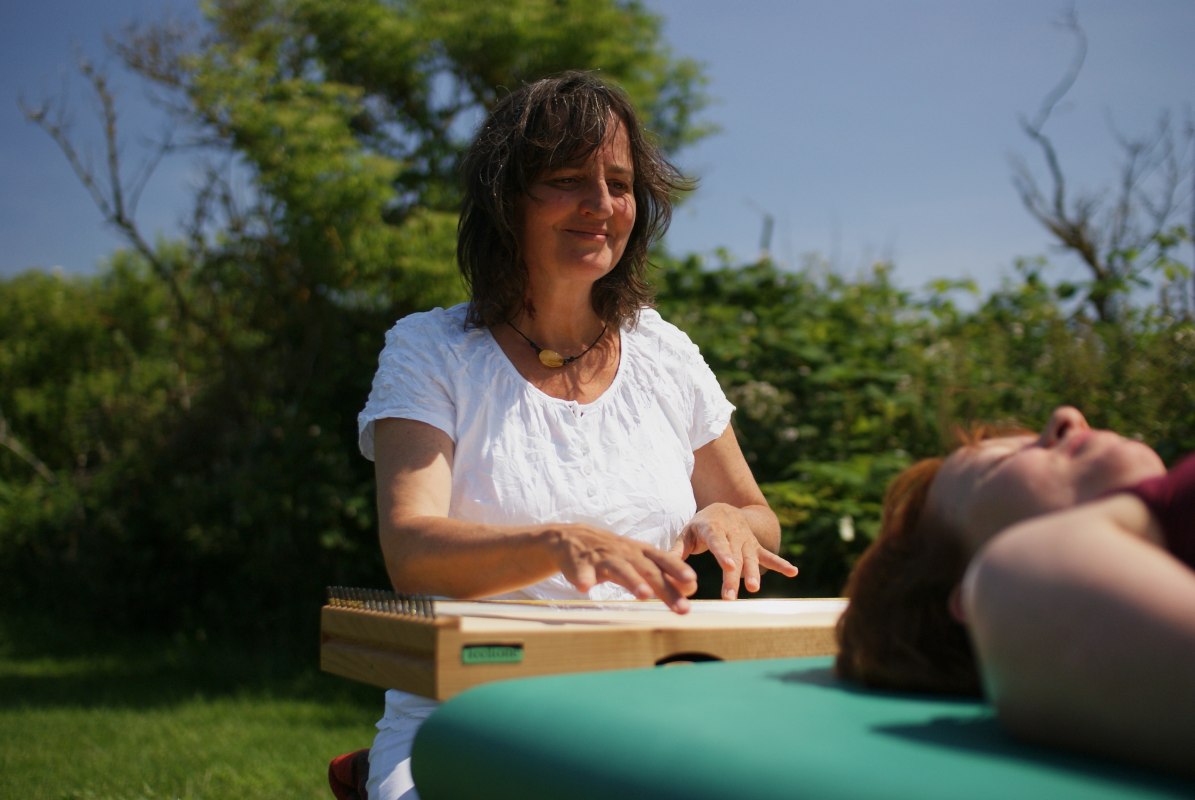 Martina Gläser-Böhme grająca na monochordzie - klientka na kanapie // © Martina Gläser-Böhme Martina Gläser-Böhme grająca na monochordzie - klientka na kanapie // © Martina Gläser-Böhme