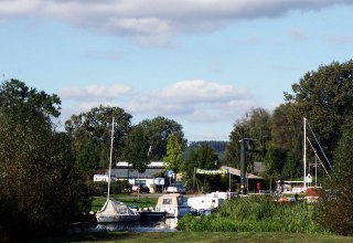 Widok na Wasserfreizeit Bremer z systemem dźwigowym obszaru odpoczynku na drodze wodnej Kösters-Eck // © Wolfgang Bremer Widok na Wasserfreizeit Bremer z systemem dźwigowym obszaru odpoczynku na drodze wodnej Kösters-Eck // © Wolfgang Bremer