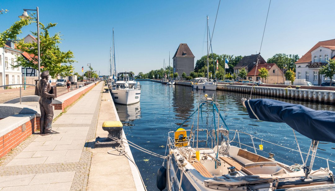 In de stadshaven van Ueckermünde ligt niet alleen het historische tandrad, maar ook de rolstoeltoegankelijke zeilboot., © TMV/Süß
