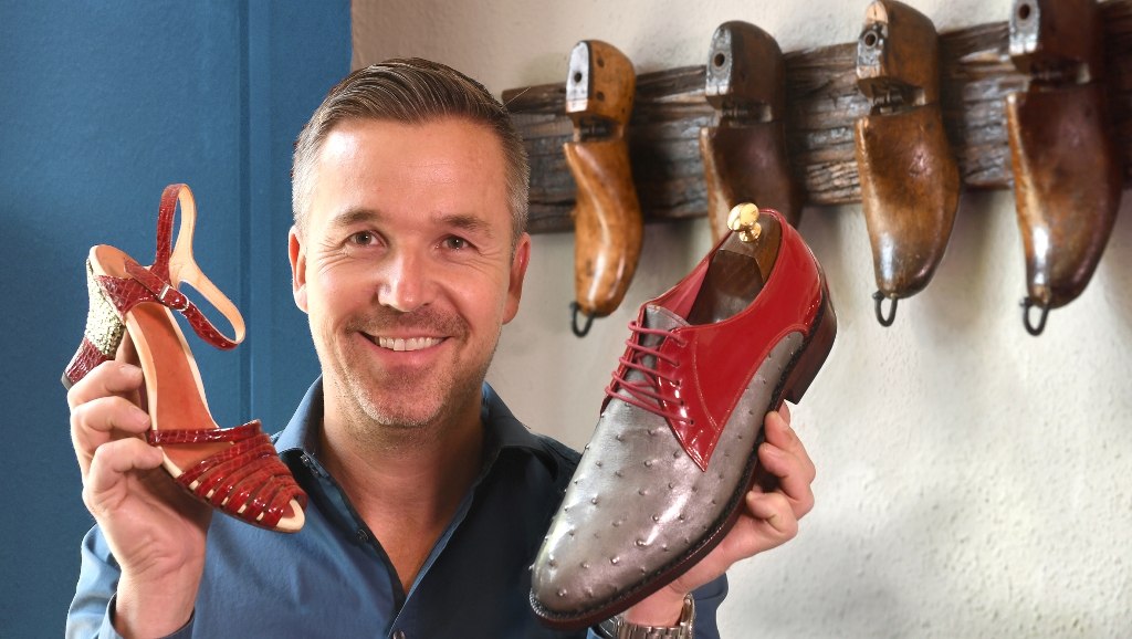 Kay Gundlack met handgemaakte aangepaste schoenen in zijn werkplaats, © MV Foto e.V. Fotografin: Christine Jörss-Munzlinger