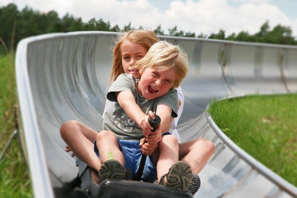10-Affenwald-und-Sommerrodelbahn-42d1e75f, © Rundbus Plauer See 10-Affenwald-und-Sommerrodelbahn-42d1e75f, © Rundbus Plauer See