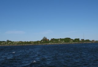 Seeseitiger Blick auf die Insel mit der biologischen Station // &copy; MV-T