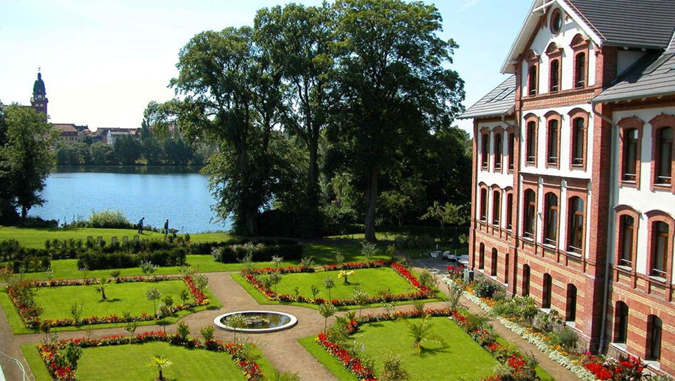 The hotel Am Tiefwarensee is situated in a park landscape and a large show garden., © Torsten Rassmann