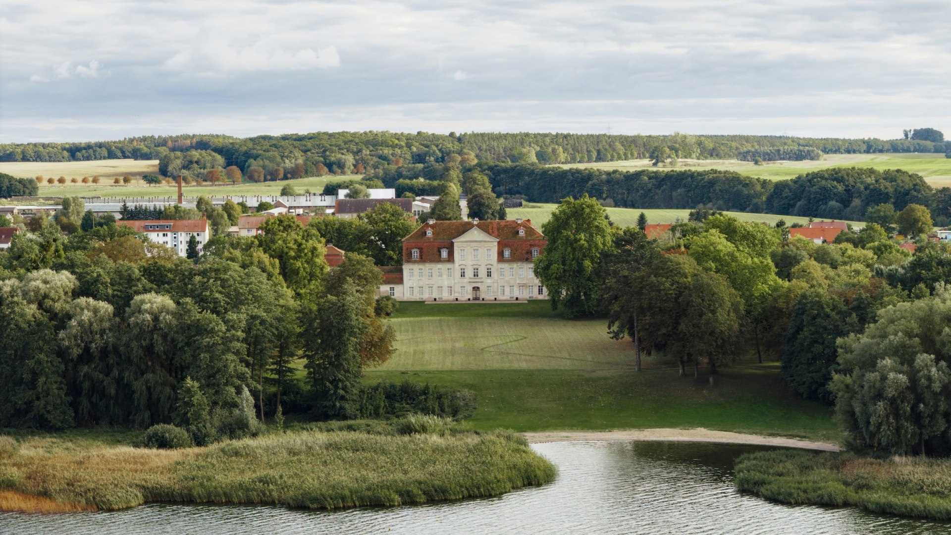 Een cultureel adres op een idyllische locatie: Kasteel Kummerow aan het gelijknamige meer, © TMV/Petermann