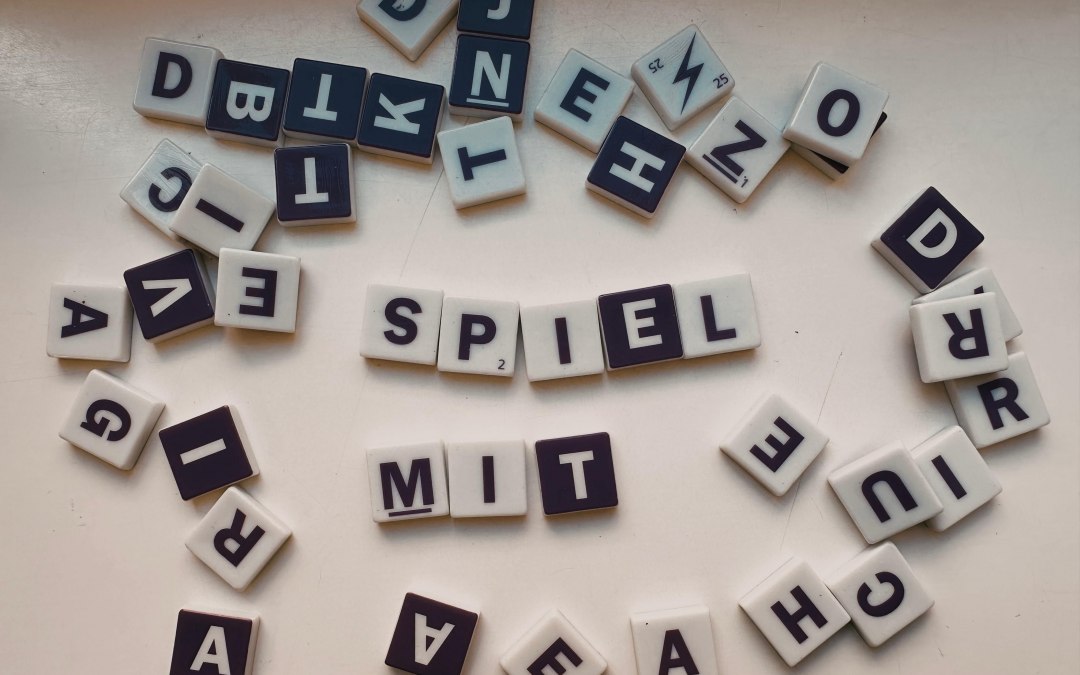 Letter tiles are mixed up, in the middle the words are formed Game with, © Stadtbibliothek Stralsund