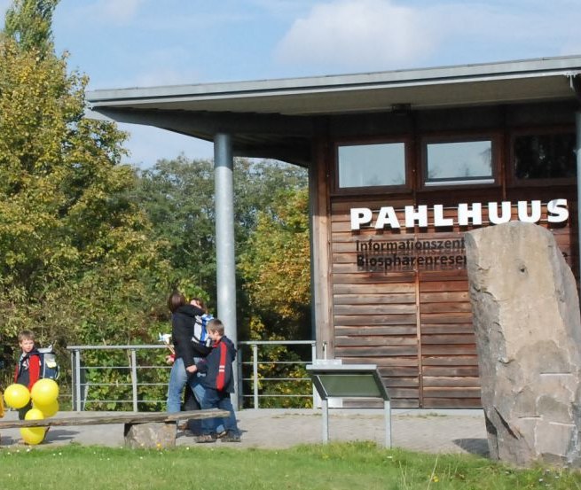 Het PAHLHUUS is het informatiecentrum van het Biosfeerreservaat Schaalsee., © PAHLHUUS/Dornblut