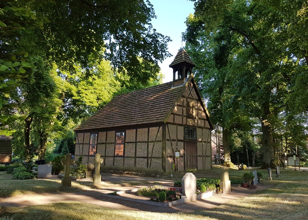 Prostokątny kościół z muru pruskiego w centrum wsi Alt Damerow w bezpośrednim sąsiedztwie skansenu Pingelhof., © Copyright Foto: Lewitz e.V. Prostokątny kościół z muru pruskiego w centrum wsi Alt Damerow w bezpośrednim sąsiedztwie skansenu Pingelhof., © Copyright Foto: Lewitz e.V.