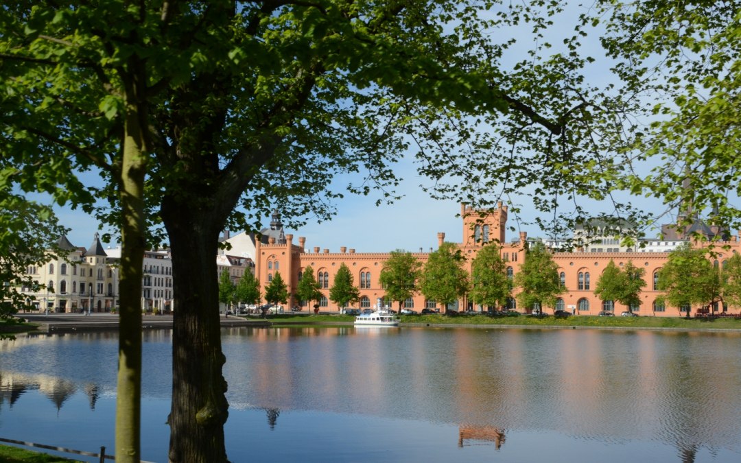 Uitzicht vanaf de promenade over de Pfaffenteich in Schwerin, © Tourismusverband Mecklenburg-Schwerin