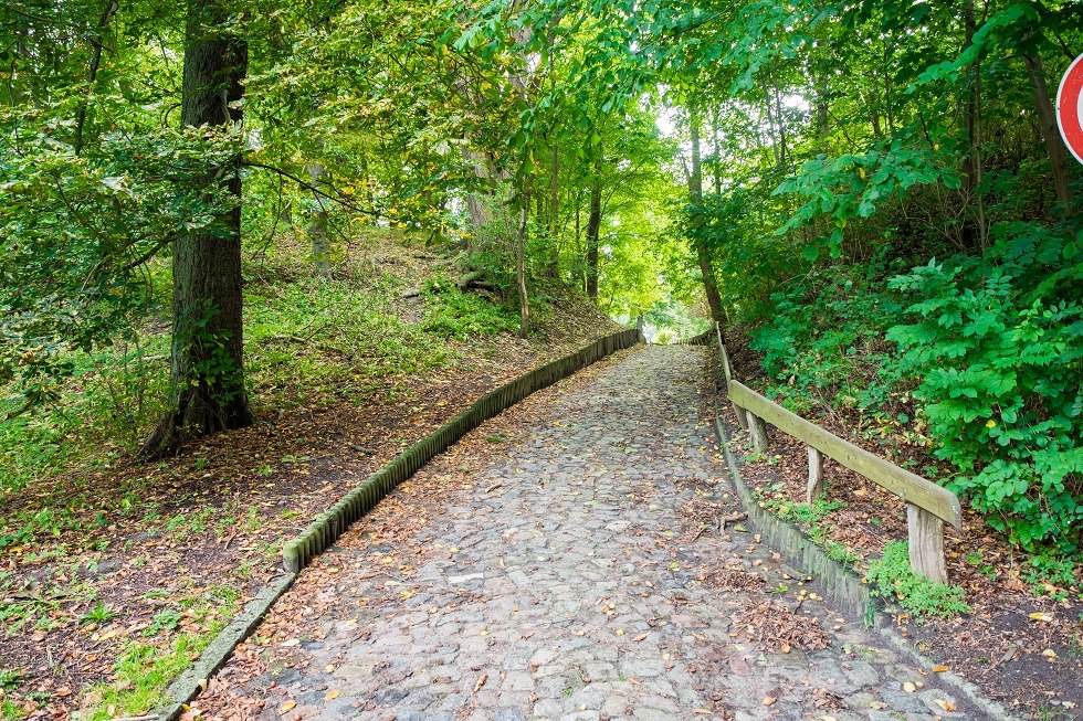 Ścieżka prowadząca do wału zamkowego prowadzi na cmentarz., © Frank Burger