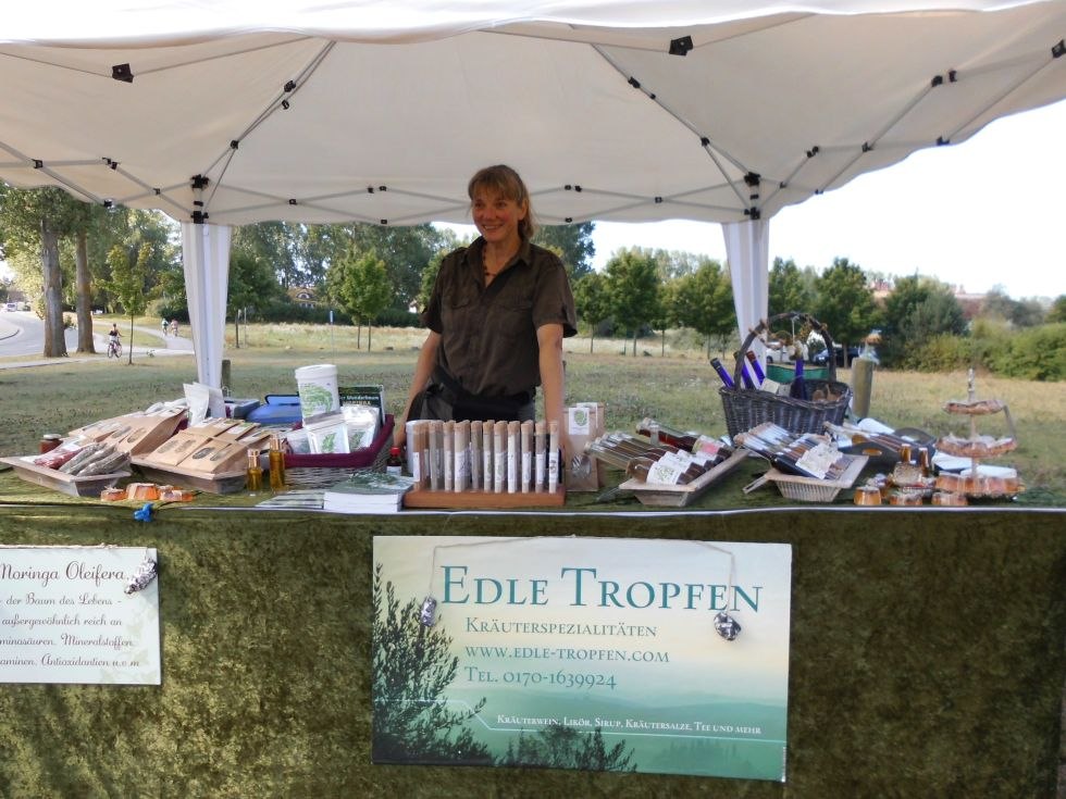 Specialiteiten op de wekelijkse markt, &copy; Heike Voigt - Edle Tropfen Kr&auml;uterspezialit&auml;ten