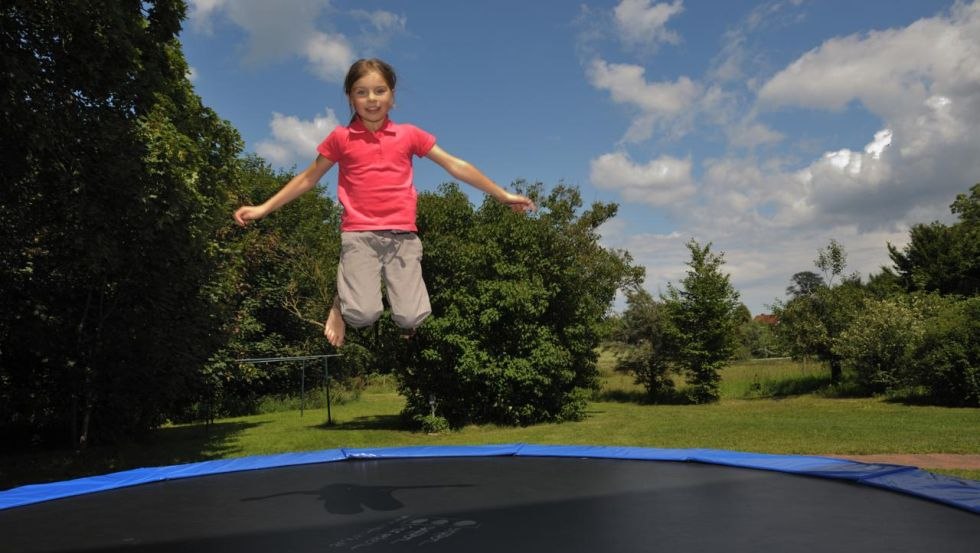 Meisje op de trampoline // © Margit Wild Meisje op de trampoline // © Margit Wild