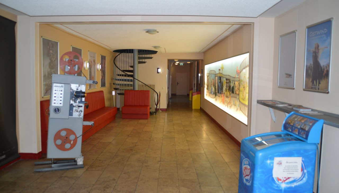 There is comfortable seating in the foyer of the cinema., © Wobau Demmin GmbH There is comfortable seating in the foyer of the cinema., © Wobau Demmin GmbH
