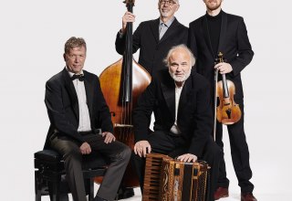 vier Männer mit Akkordeon, Violine und Bass // © René Jaschke vier Männer mit Akkordeon, Violine und Bass // © René Jaschke