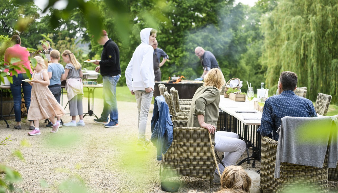 Przytulny brunch na tarasie restauracji zamku Kaarz, © Schloss Kaarz / Stefan von Stengel