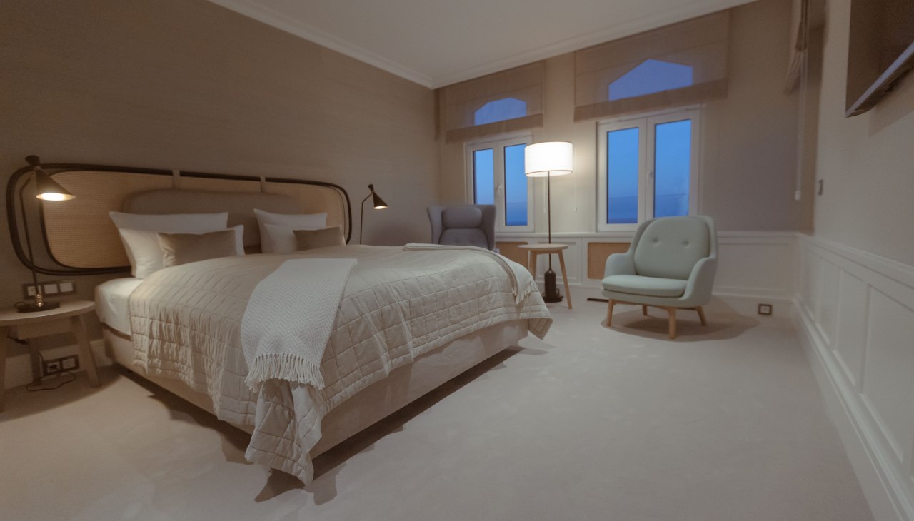 02 Doppelzimmer Meerblick Blaue Stunde, &copy; Strandhotel Ostende