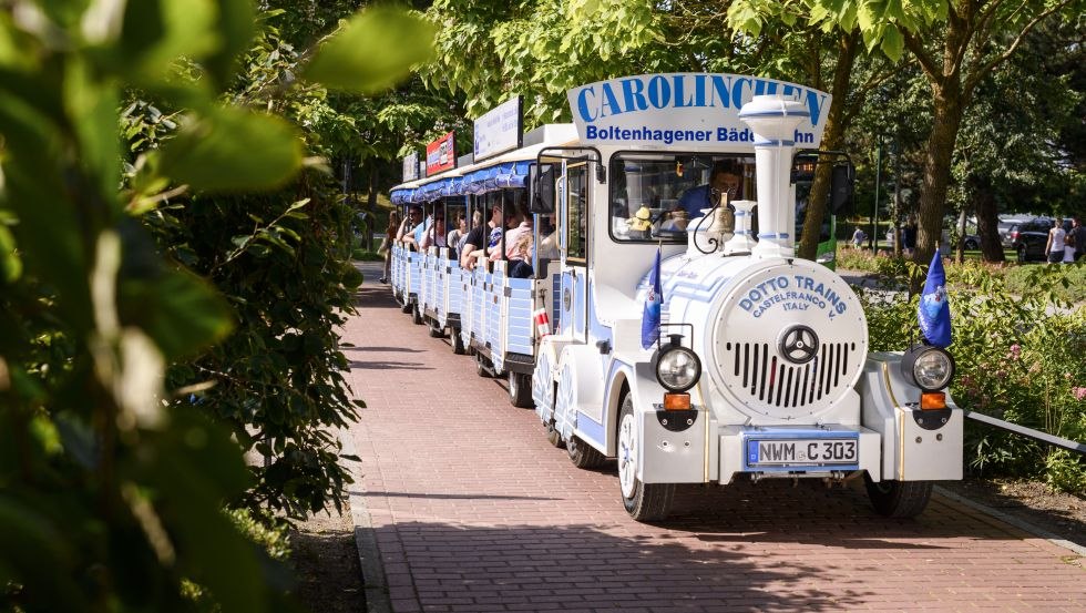 The Carolinchen bathing train is a popular vacation attraction in Boltenhagen. // &copy; Patrick Lux