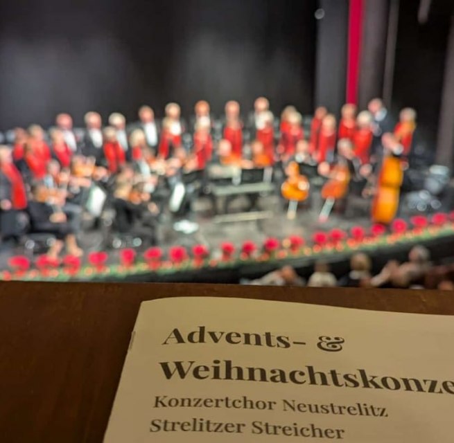 The Neustrelitz Concert Choir together with the Strelitz Strings at the Advent Concert 2024, © Thomas Wiedemann The Neustrelitz Concert Choir together with the Strelitz Strings at the Advent Concert 2024, © Thomas Wiedemann