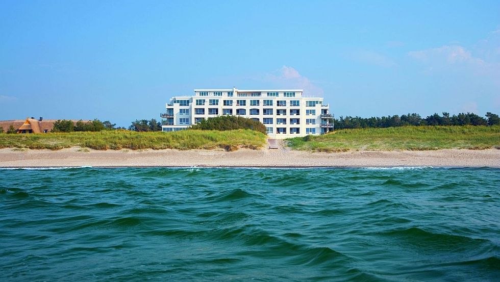 Gelegen direct aan het strand van de Oostzee, op het duin met het beste uitzicht op het rustige kustlandschap en de eindeloze zee. // © Strandhotel Dünenmeer Gelegen direct aan het strand van de Oostzee, op het duin met het beste uitzicht op het rustige kustlandschap en de eindeloze zee. // © Strandhotel Dünenmeer
