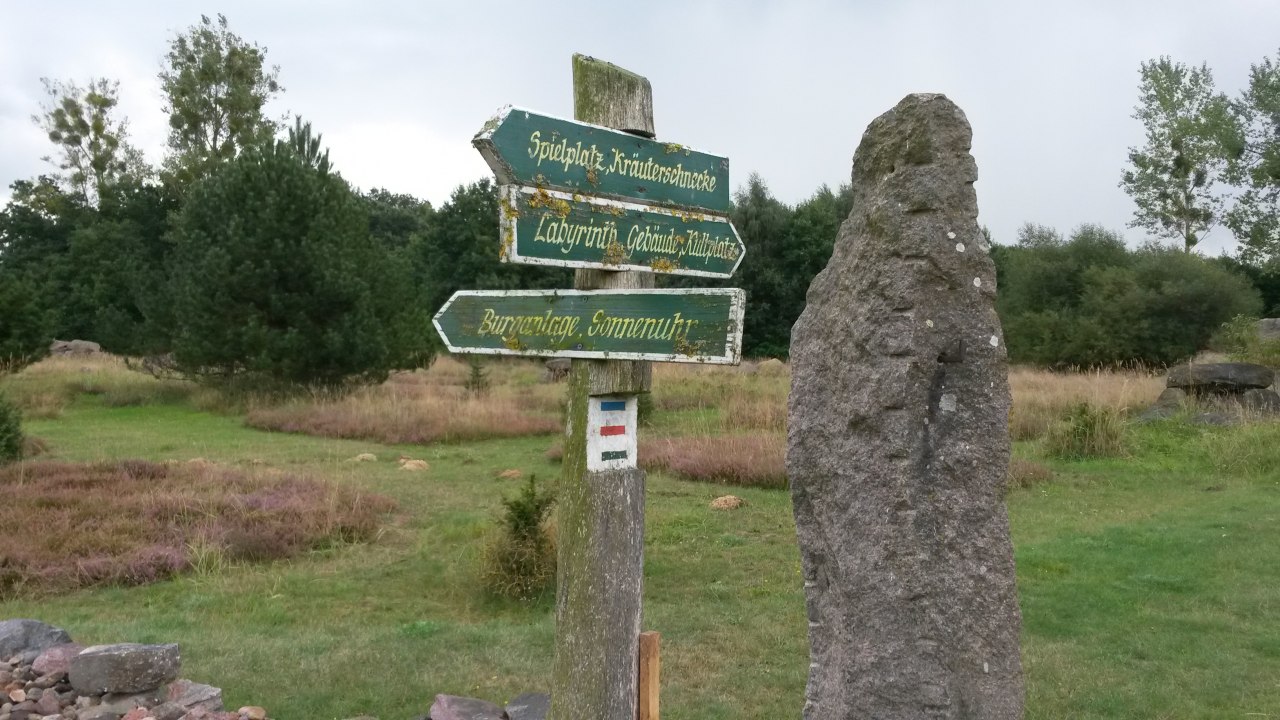 Er is ook een halte voor de smalspoortrein in de keientuin, &copy; Angelika Michaelis