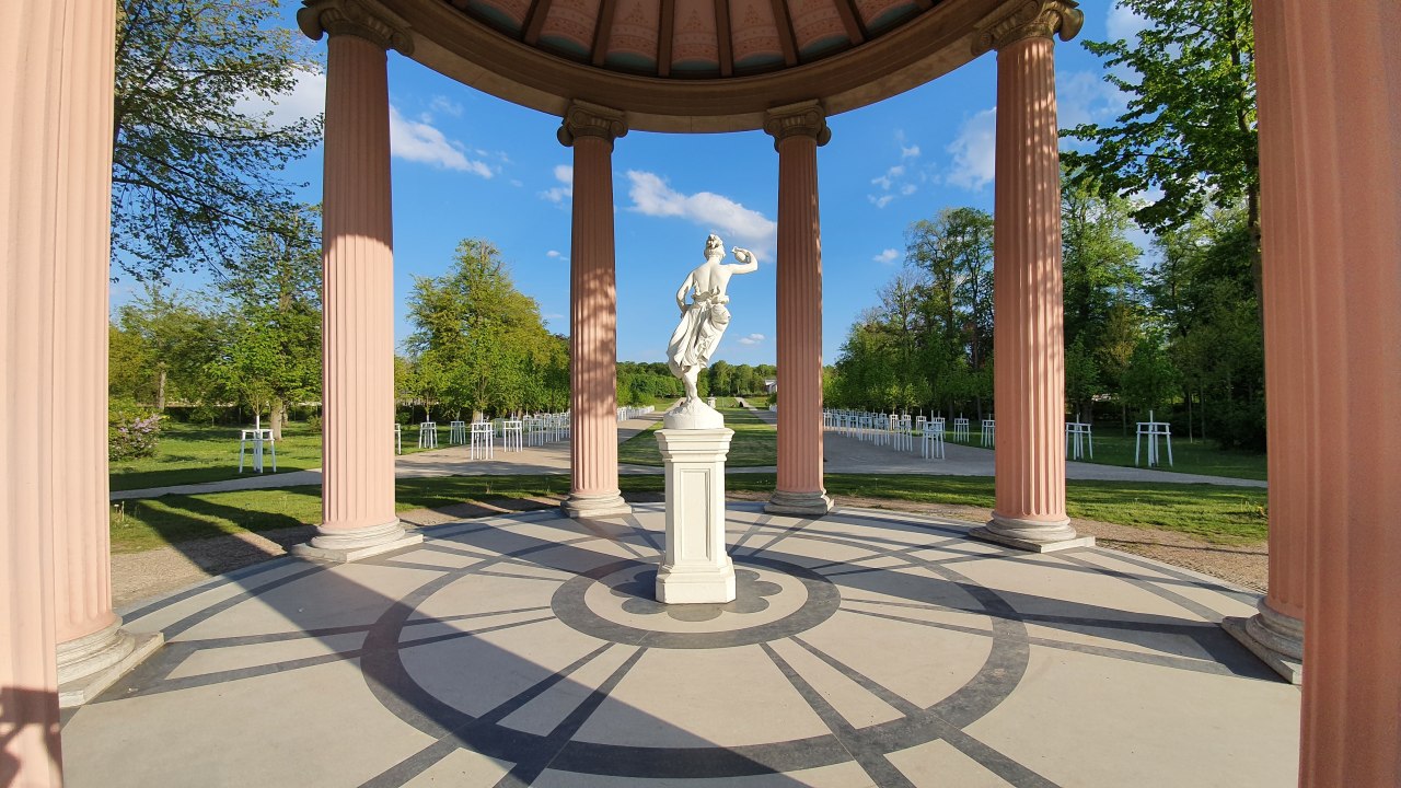 Podnoszona świątynia w ogrodzie zamkowym Neustrelitz, &copy; Stadt Neustrelitz/ Anne Dziallas