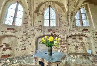 Osterglocken im Altarraum // &copy; Freundeskreis Kirche zu Landow e.V.