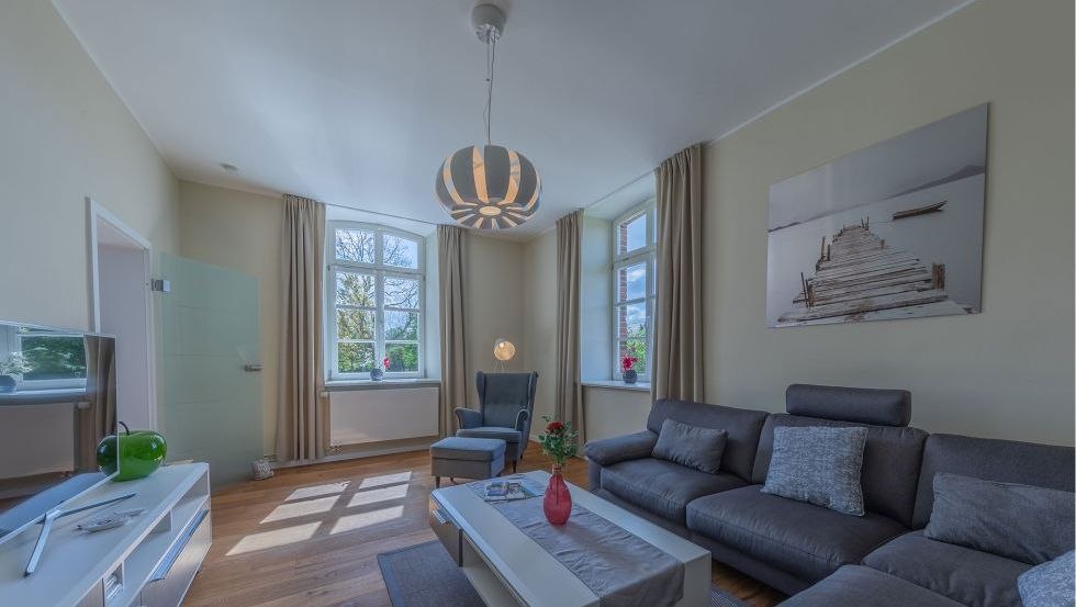 Woonkamer van het appartement Schmiede in Blücherhof, © Andre Pretzel Woonkamer van het appartement Schmiede in Blücherhof, © Andre Pretzel