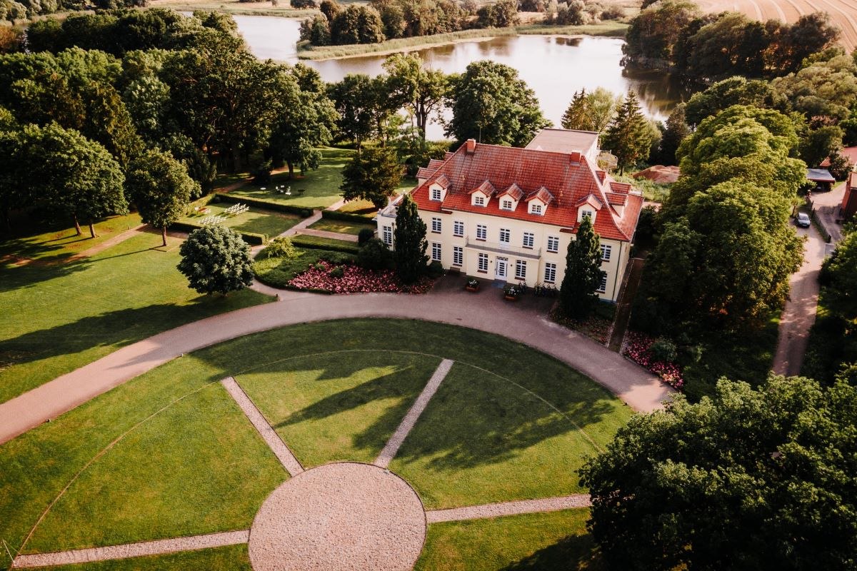 Herrg&aring;rd vid sj&ouml;n // &copy; GG