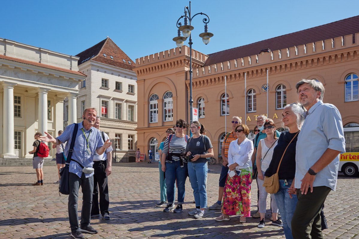 Przewodnik miejski z grupą gości na rynku w Schwerinie przed ratuszem. // © Oliver Borchert Przewodnik miejski z grupą gości na rynku w Schwerinie przed ratuszem. // © Oliver Borchert