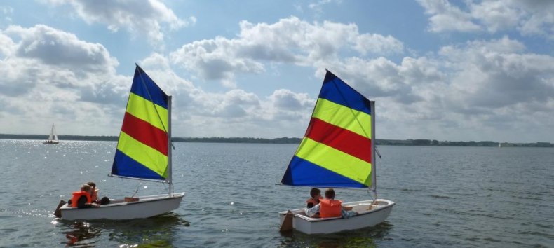 Kinder-Segelkurs bei der Segel Basis Salem am Kummerower See für Kinder von 8-11 Jahren // © SeenLandAgentour GmbH Kinder-Segelkurs bei der Segel Basis Salem am Kummerower See für Kinder von 8-11 Jahren // © SeenLandAgentour GmbH