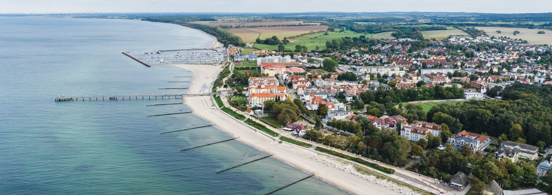 In Kühlungsborn, the chic spa architecture nestles right up to the beach with its 240-metre-long pier. The "Kühlungsborn kocht!" food festival takes place every fall in the hotels of the Baltic seaside resort., © TMV/Gross In Kühlungsborn, the chic spa architecture nestles right up to the beach with its 240-metre-long pier. The "Kühlungsborn kocht!" food festival takes place every fall in the hotels of the Baltic seaside resort.