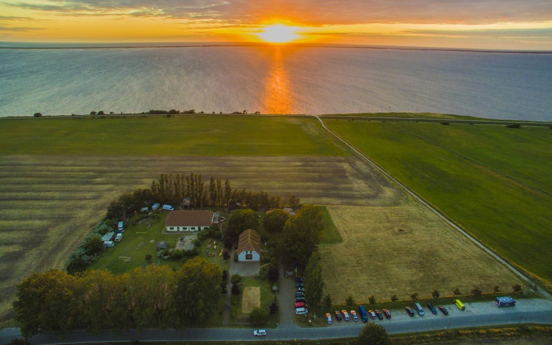 Luchtfoto van Surfhostel Ummanz, © ummaii.de