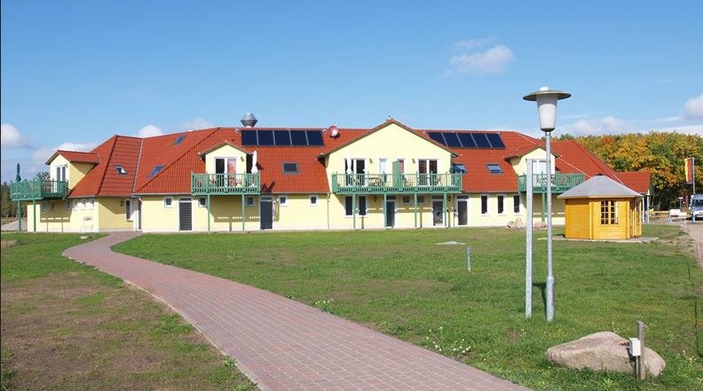 Multifunctioneel gebouw met receptie, restaurant, sanitair en vakantieappartementen op de bovenverdieping, © Campingpark Kamerun