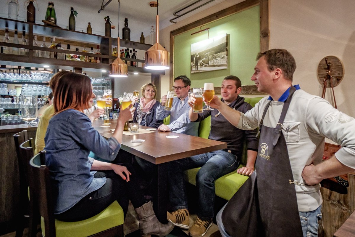 Tevreden gasten zijn de beloning van de brouwer. // © Darßer BRAUHAUS Tevreden gasten zijn de beloning van de brouwer. // © Darßer BRAUHAUS