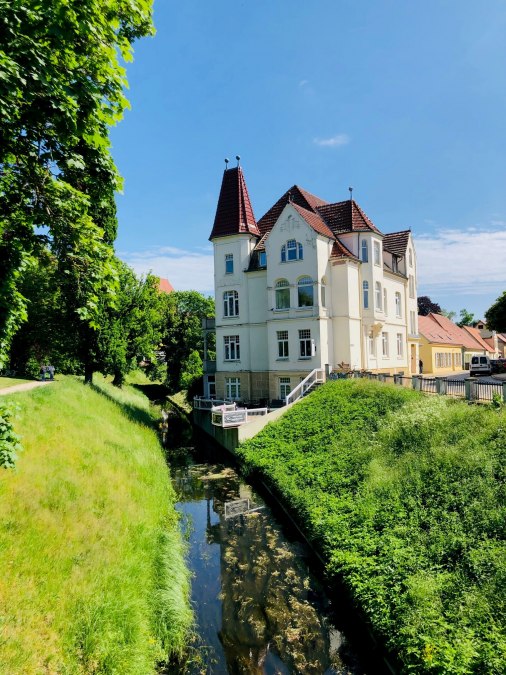 De Art Nouveau villa op de stadsmuren is een juweel van de stad Güstrow., © Andy Haensch