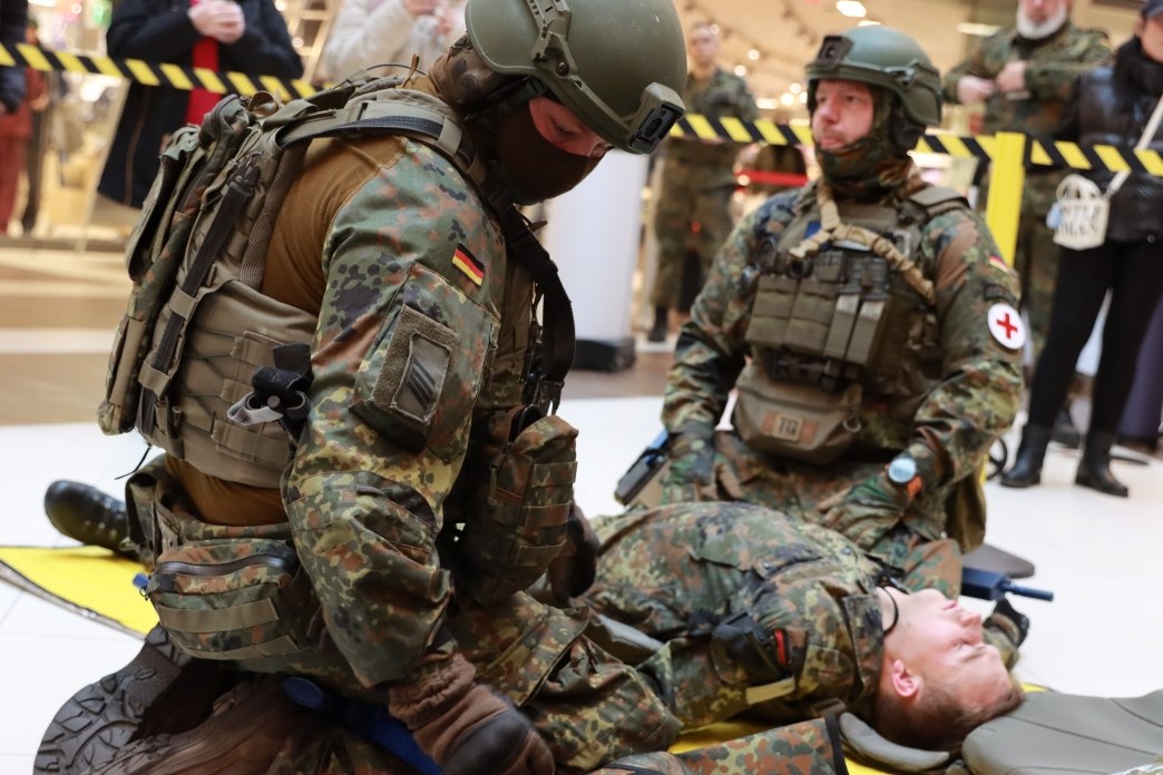 Paramedics demonstrate how to treat a wounded soldier. The unit is showcasing numerous tasks and areas of activity at "Schwerin in Grün." // © Bundeswehr/Moldt Paramedics demonstrate how to treat a wounded soldier. The unit is showcasing numerous tasks and areas of activity at "Schwerin in Grün." // © Bundeswehr/Moldt